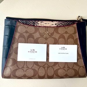 Large Coach clutch wristlet wallet pouch authentic like new condition